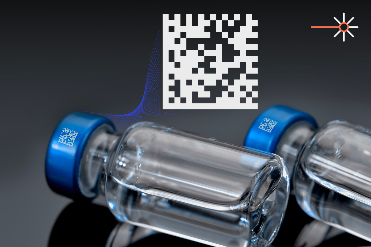 Detalhe de código DataMatrix gravado a laser em frasco de vidro