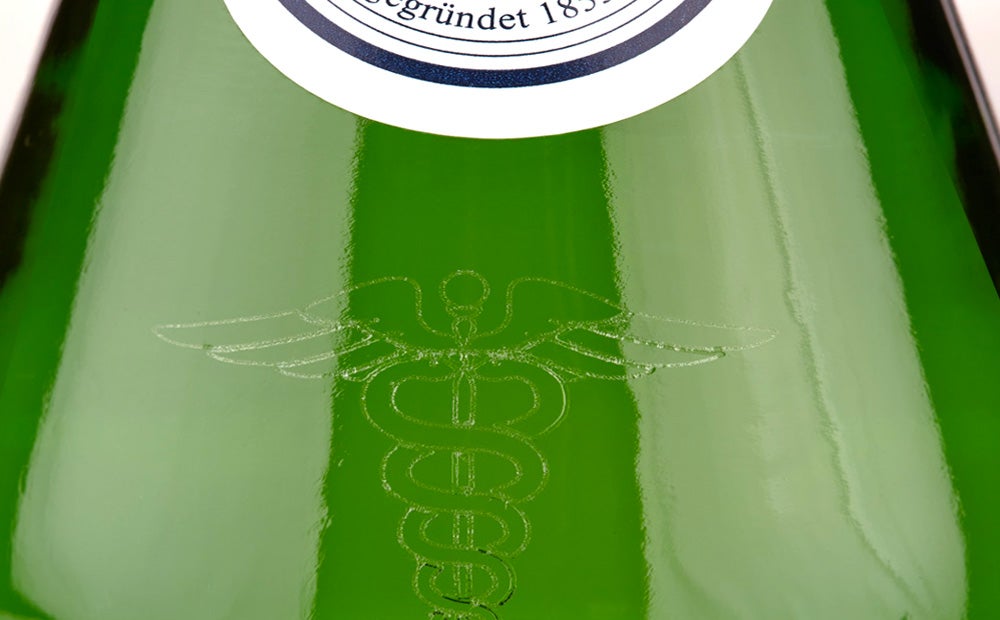 Logotipo e símbolos de reciclagem gravados a laser em vidro 