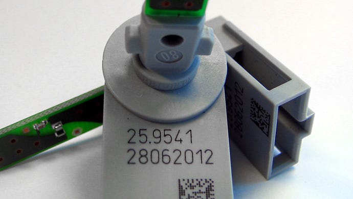 Printen op kunststof onderdeel met Videojet lasermarkeermachine.