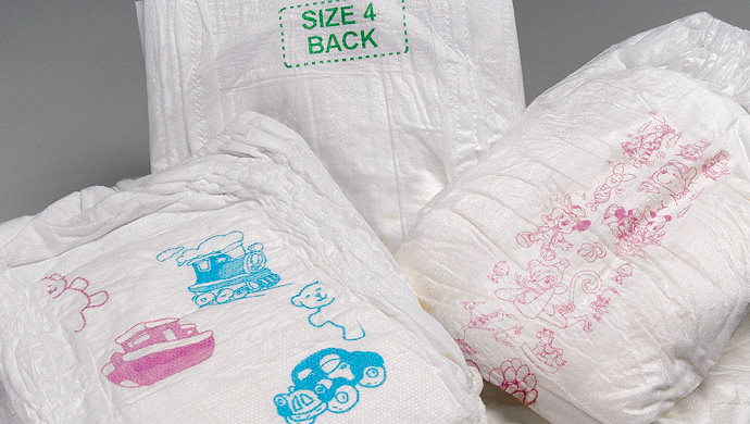 décoration industrielle sur couches bébés en couleur