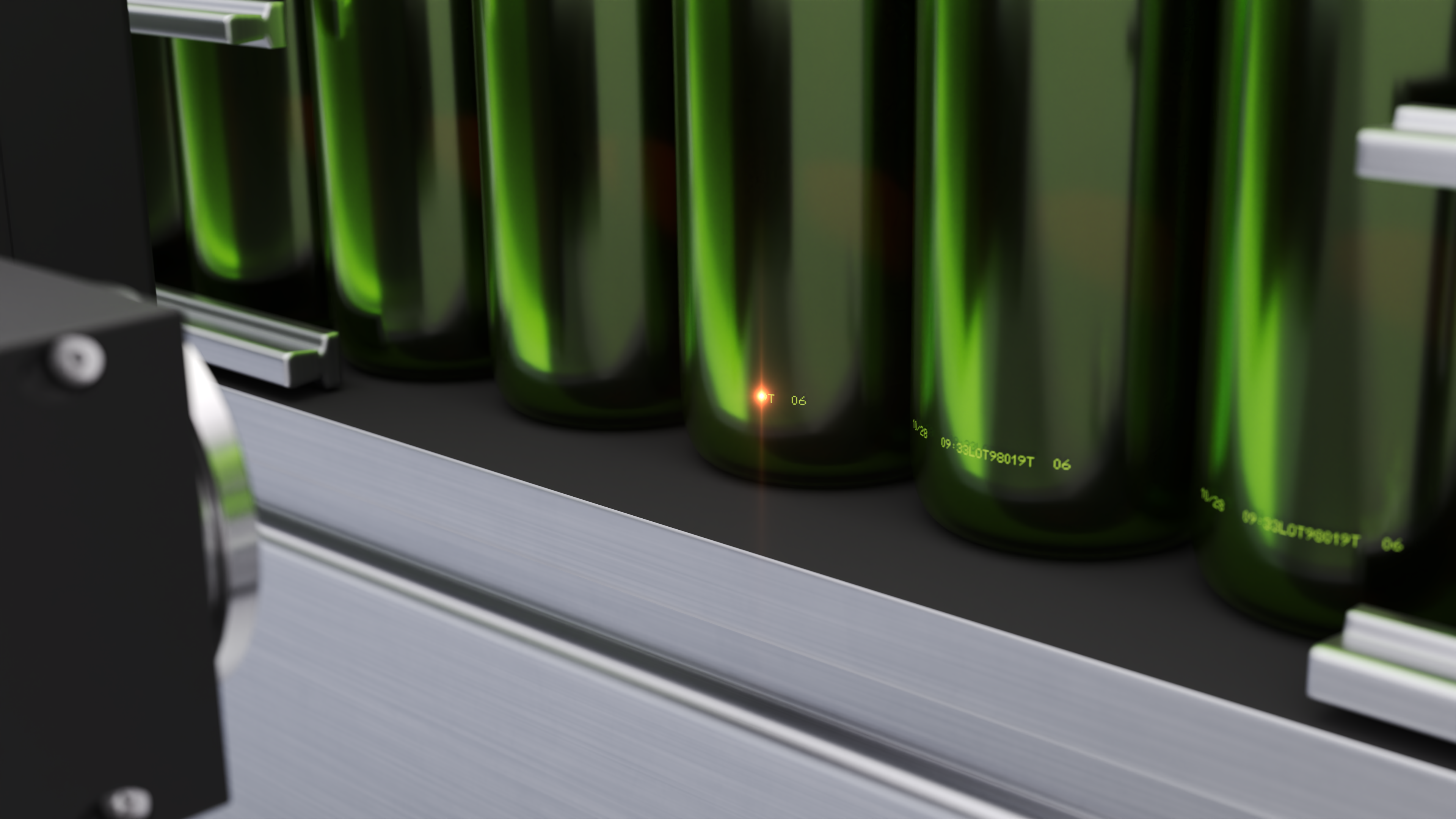 Garrafas de bebidas em linha de produção passando por equipamento a laser